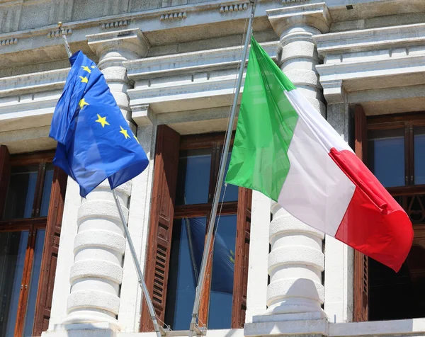 Zwei Große Italienische Und Europäische Flaggen Wehen Während Des Internationalen — Stockfoto