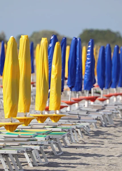 Пляж Закритими Жовтими Синіми Парасольками Будь Кого Стільцях Палуби Через — стокове фото