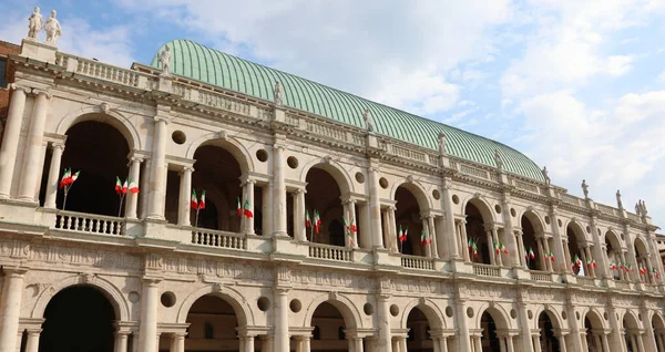 Historisch Monument Genaamd Basiliek Palladiana Stad Vicenza Met Vele Vlaggen — Stockfoto