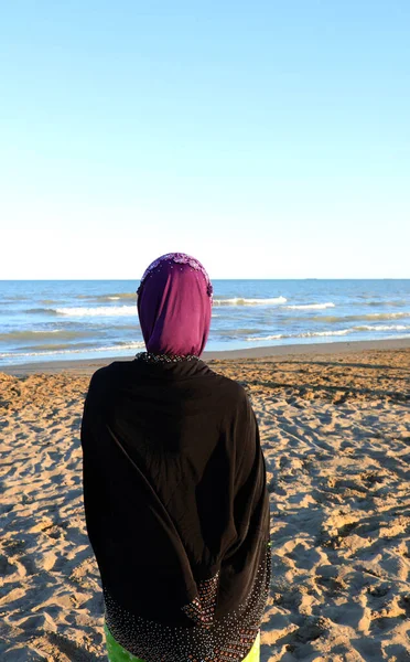 Kvinna Med Arabiska Kläder Och Den Typiska Slöja Huvudet Vid — Stockfoto
