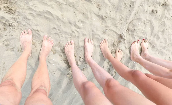 Jambes Pieds Une Famille Quatre Sur Plage Sable Fin Été — Photo