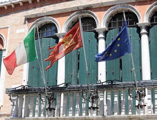 ヴェネツィア イタリア 2020年5月26日 3つの旗 翼のライオンとイタリアヨーロッパとヴェネト地方 — ストック写真