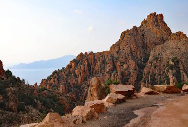 Korsika 'da Calanques de Piana denilen kırmızı çorak topraklar. Fransa' da D88. yol.