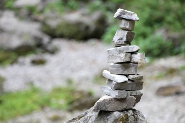 Dağlarda dağcıların çağırdığı taş yığınları CaIRN ya da duanın sembolü olan küçük bir adam ya da bir yol göstermesi için