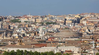 Roma şehrinin muhteşem manzarası. Evleri, anıtları ve antik Pantheon tapınağının büyük kubbesi.