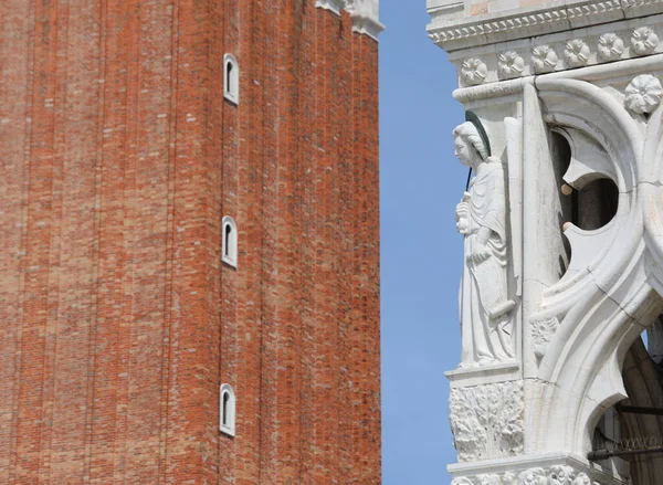 Typical Venetian Tourist Foreshortening Ancient Statue Corner Doge Palace Venice — Stock Photo, Image