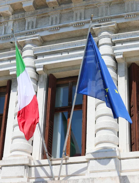 国际会议期间 一面意大利国旗和一面欧洲国旗在历史建筑外飘扬 — 图库照片
