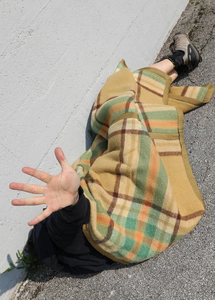 Poor Man Blanket Who Raises His Hand Say Enough Abuses — Stock Photo, Image