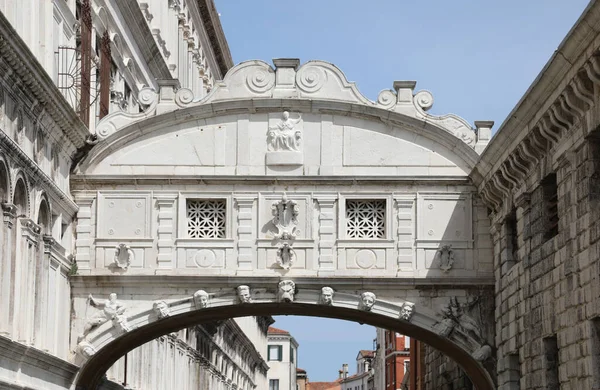 Самый Известный Памятник Венеции Называется Мост Вздохов Потому Соединил Дворец — стоковое фото