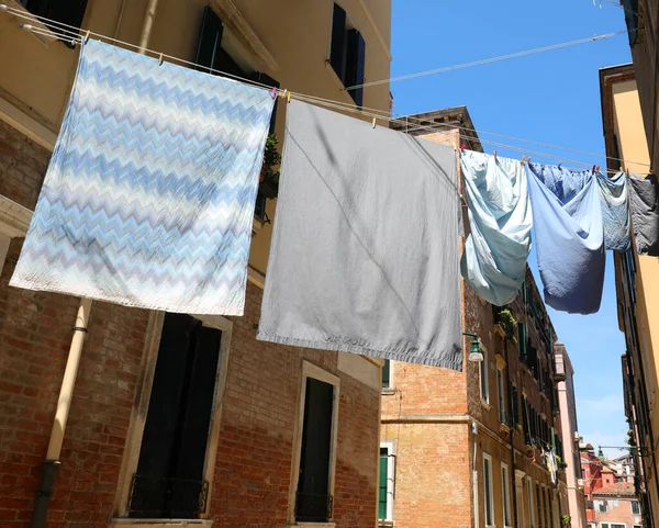 Many Clothes Hung Out Dry Sun Sheets Pillowcases Narrow Alley — Stock Photo, Image