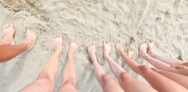 Lange Benen Met Blote Voeten Van Een Grote Familie Van — Stockfoto