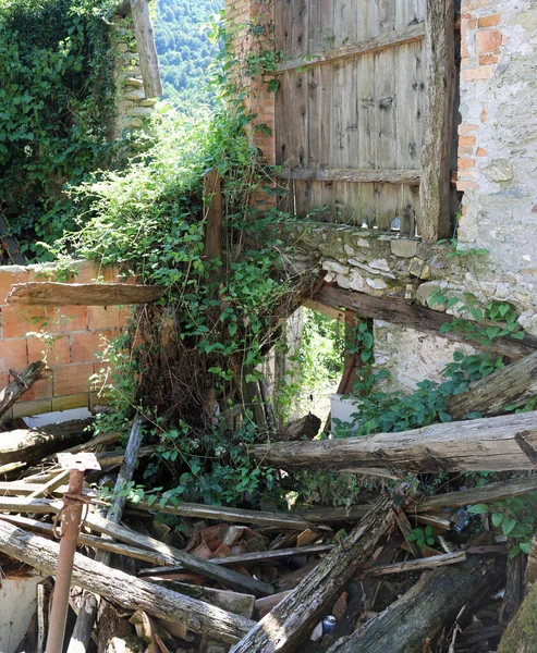 地震で破壊された家の木の板や瓦礫は多くの家を地面に押し上げた — ストック写真