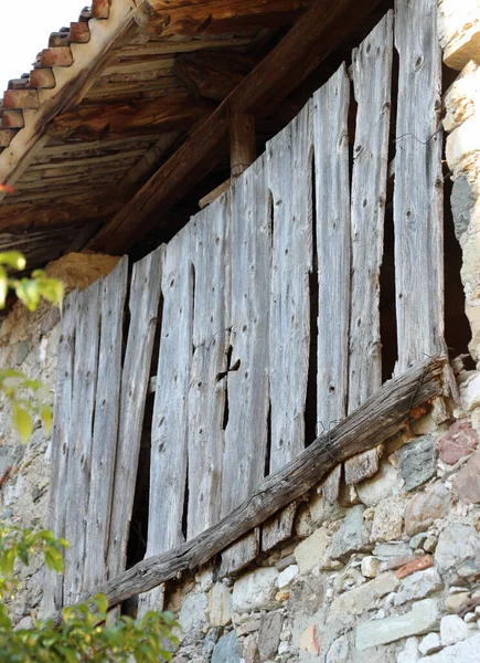 在农民用的旧马厩木板之间刻一个木制十字架 — 图库照片