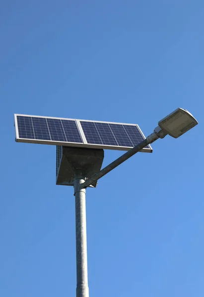 Pequeño Panel Solar Que Produce Electricidad Para Operar Poste Lámpara — Foto de Stock