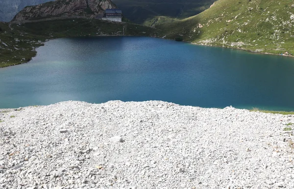 Jezioro Alpejskie Zwane Jeziorem Granicy Między Włochami Austrią Schronisko Alpejskie — Zdjęcie stockowe