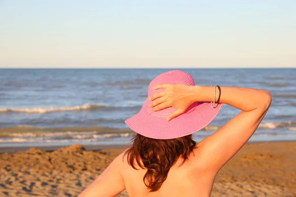 Young Woman Big Straw Hat Shore Beach Sea — Zdjęcie stockowe