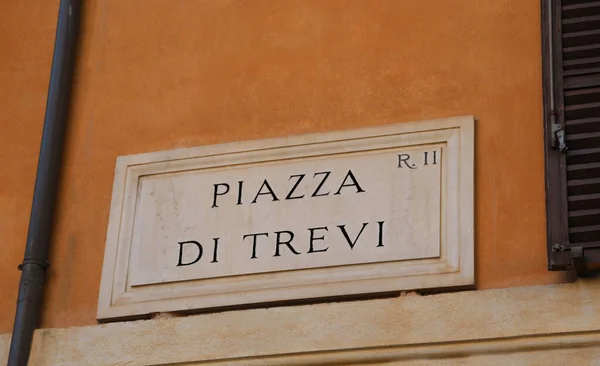 Name Square Roma Famous Fountain Trevi Tourists Throw Coins — Fotografia de Stock