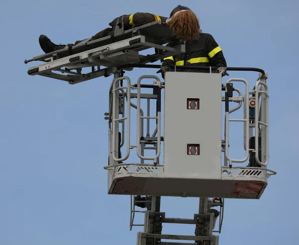 Basket Aerial Platform Rescue Maneuver Injured Person Mobile Stretcher — Stok Foto