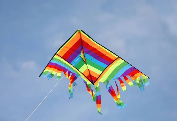 Grote Kleurrijke Vlieger Vliegt Hoog Lucht Symbool Van Vrijheid Vreugde — Stockfoto