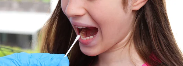 Little Girl Open Mouth While Performing Swab Coronavirus Research — Φωτογραφία Αρχείου