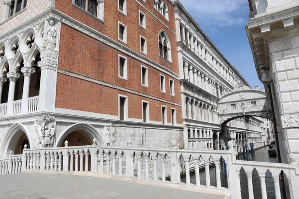 Incredible View Famous Bridge Sighs Venice Italy Tourists People Due — Fotografia de Stock