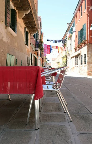 Tafels Stoelen Van Een Café Een Smalle Straat Stad Venetië — Stockfoto