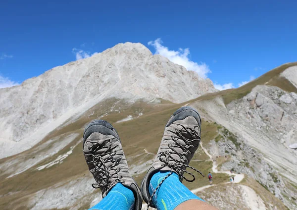 在意大利中部最重要的山峰 大山萨索山 和山中散步者休息期间穿的两只远足鞋 — 图库照片