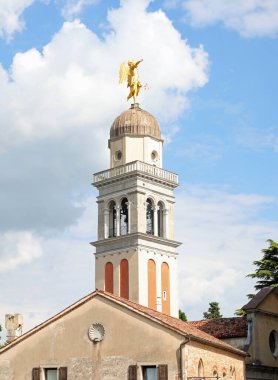 Kuzey İtalya 'daki Udine şehrine tepedeki çan kulesinin üstünde altın bir melek heykeli.