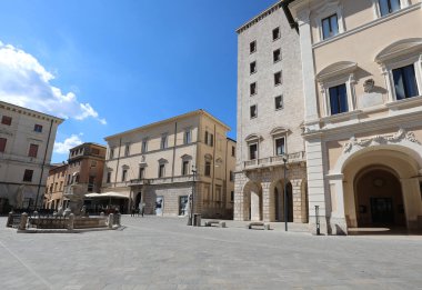 Rieti, RI, İtalya - 19 Ağustos 2020: Piazza Vittorio Emanuele II adlı şehir meydanı
