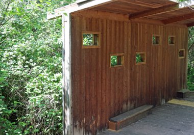 Kuşları görmek ya da avlanmak için kullanılan ahşaptan yapılmış küçük bir kulübe.