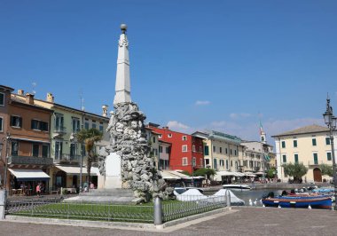 Kasaba merkezinin adı Lazise. Garda Gölü kıyısında bir anıt dikilitaşla İtalya 'daki savaşta hayatını kaybeden askerleri anmak için.