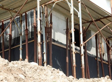 Bir binanın yenilenmesi sırasında bir inşaat sahasında ve enerji tasarrufu için yenilikçi malzemelerle yapılmış evde.