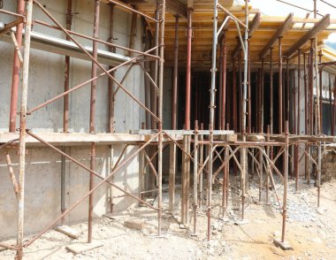 Enerji tasarrufu için yenilikçi materyallere sahip bir binanın yeniden inşası sırasında inşaat alanının iskelesi