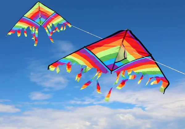 Gökyüzünde Parlak Renkli Iki Büyük Renkli Uçurtma Uçuyor — Stok fotoğraf