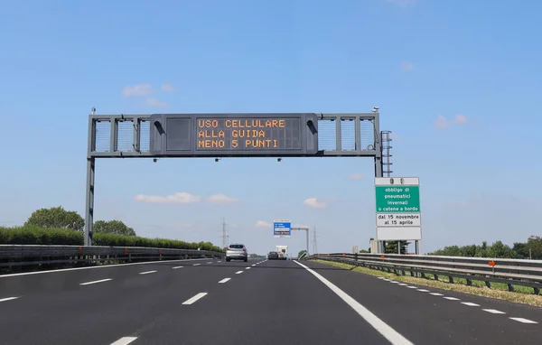 Verkeersbord Met Inscriptie Het Italiaans Wat Betekent Dat Punten Worden — Stockfoto