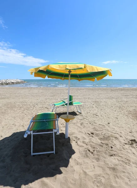 Sonnenschirm Der Nähe Des Meeres Strand Sehr Heißes Symbol Für — Stockfoto