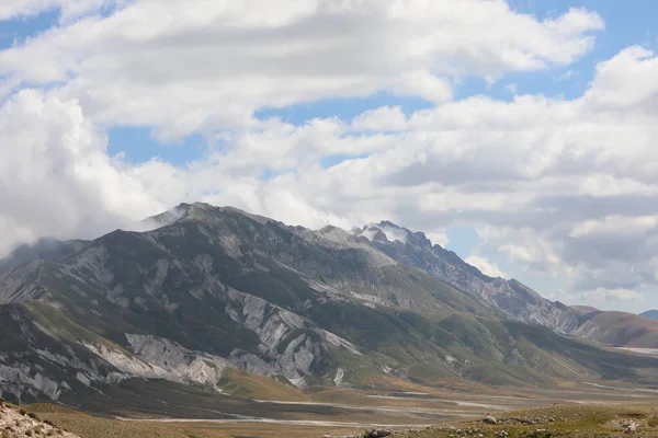 Panorama Dell Appennino Abruzzese Con Nuvole Nel Cielo Nella Valle — Foto Stock