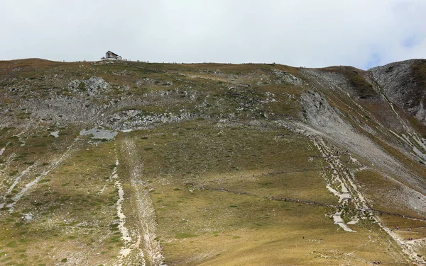 Camino Empinado Para Llegar Cabaña Montaña Con Muchas Personas Caminando —  Fotos de Stock