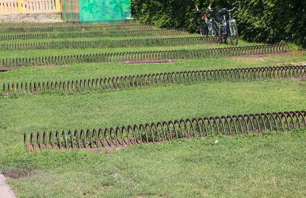 Bicicletas Estacionamento Com Racks Feitos Metal Mas Sem Veículos Devido — Fotografia de Stock