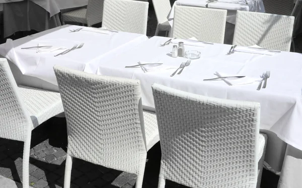 Mesa Con Manteles Blancos Sillas Blancas Los Restaurantes Aire Libre — Foto de Stock