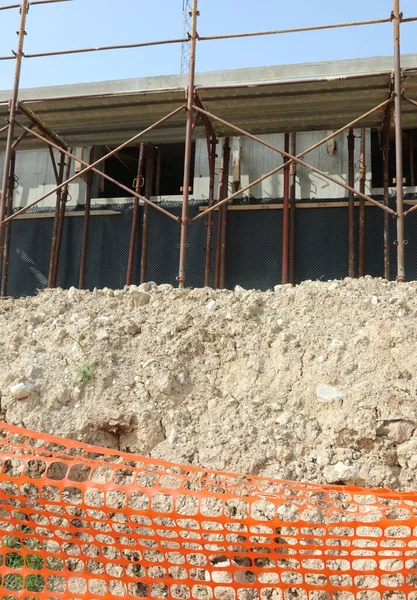 省エネのための材料と建物の建設中の建設現場の保護のためのオレンジ色のプラスチックネット — ストック写真