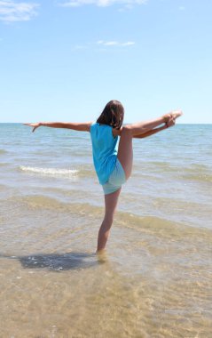 Genç kızlar yaz aylarında sahilin kıyısındaki deniz suyunda egzersiz yaparlar.