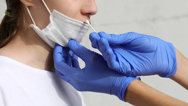 Mano Del Médico Realizando Una Prueba Hisopo Nasal Para Detección — Foto de Stock