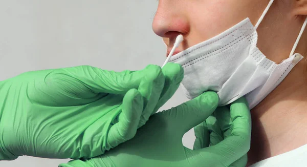 Πράσινα Λατέξ Γάντια Του Γιατρού Που Εκτελεί Μια Δοκιμή Ρινικού — Φωτογραφία Αρχείου