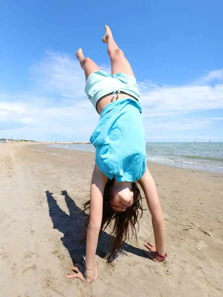 Young Athletic Girl While Doing Pirouette Legs Air Sea — 图库照片