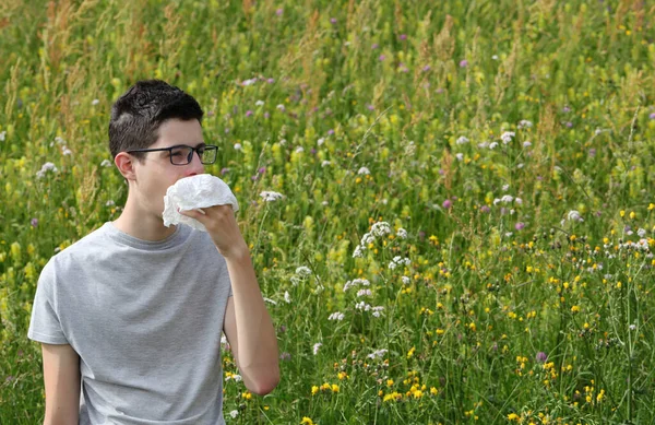 Νεαρό Μυωπικό Αγόρι Άσθμα Φτερνίζεται Ένα Μαντήλι Λόγω Αλλεργίας Στο — Φωτογραφία Αρχείου