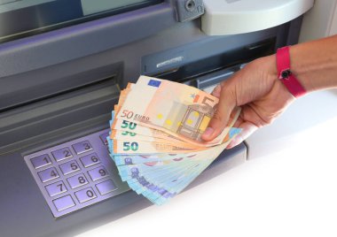 Bankamatikten ve PIN 'e girmek için kullanılan sayısal tuş takımından bir sürü Euro' luk banknotla el alındı.