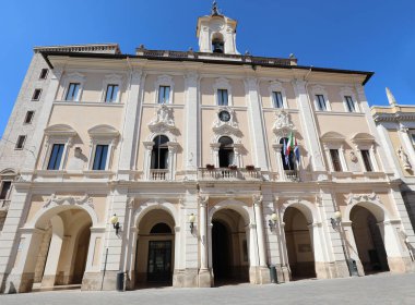 Rieti, RI, İtalya - 19 Ağustos 2020: İtalya 'nın Rieti şehrindeki Municipio belediyesinin sarayı