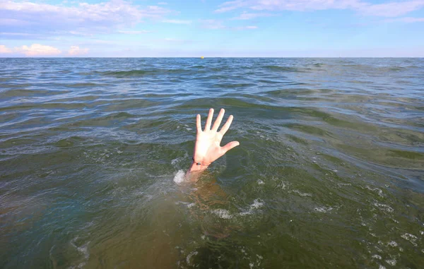 Hand Van Persoon Die Gevaarlijk Verdrinkt Onder Het Zeewater Niemand — Stockfoto