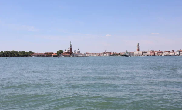 Laguna Venecia Con Muy Pocos Barcos Navegando Debido Tremenda Ciudad —  Fotos de Stock